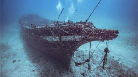 Ghost Ships of the Great Lakes: Lost Beneath the W