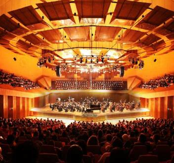 Victoria Hall, Geneva: Jonathan Nott y la Orchestre de la Suisse Romande: Honegger, MacMillan, Gershwin#COMM...