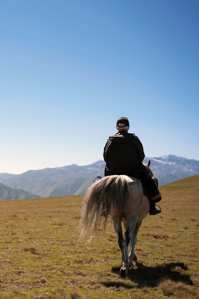 Le vieux médecin et son cheval, Géorgie, au-delà des nuages