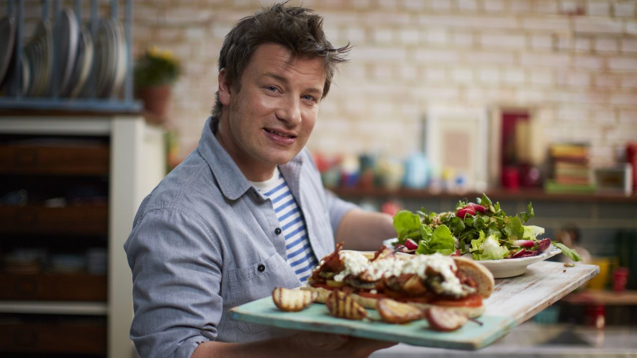 Jamiejevi 15-minutni obroki: Zrezek, jetrca, slanina in mehiška paradižnikova juha