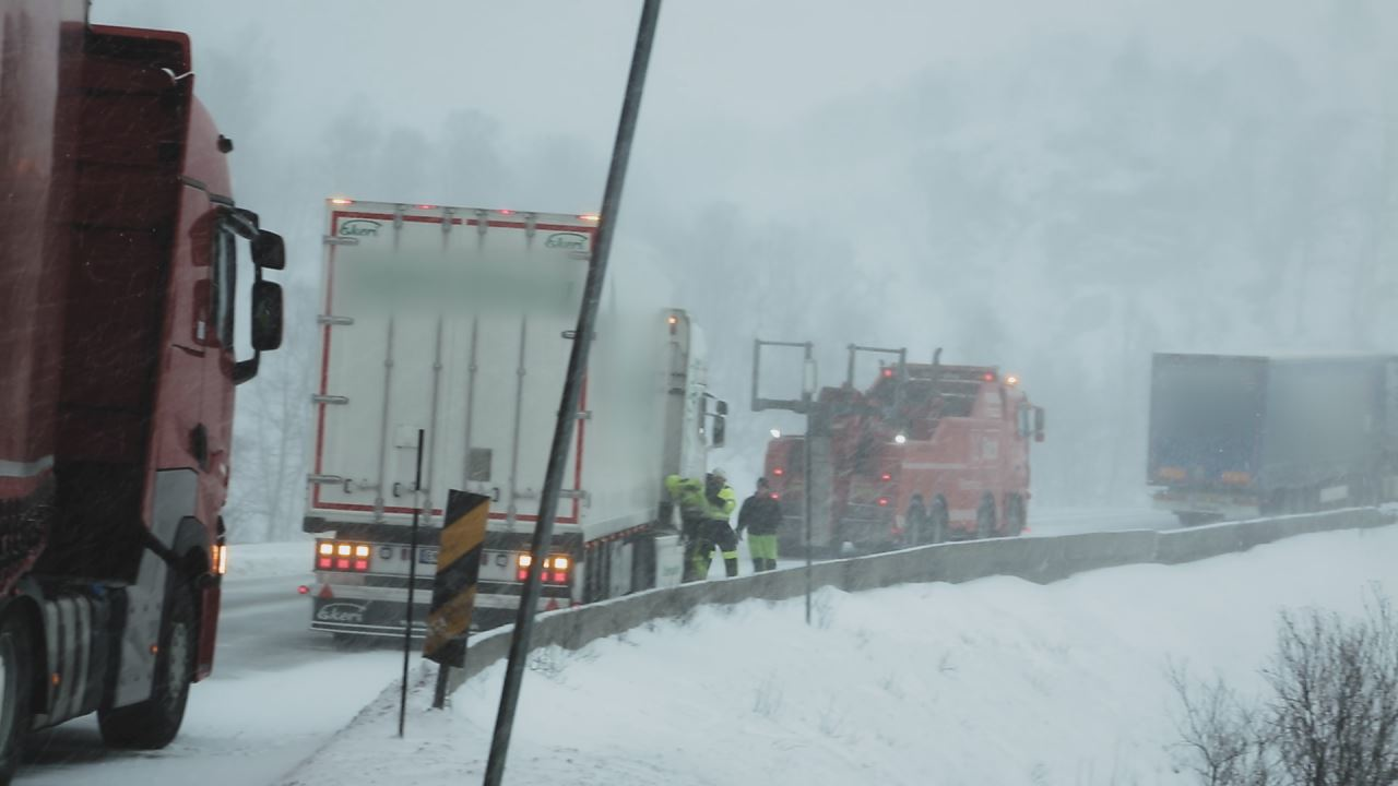 Reševanje na ledeni cesti: Strupen tovor